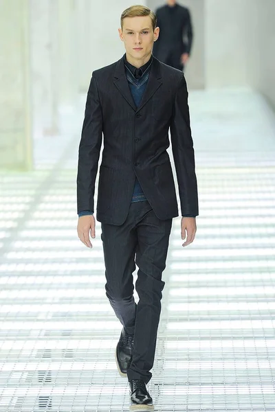 Look 16